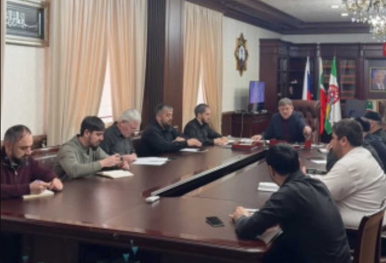 СОВЕЩАНИЕ У ГЛАВЫ РАЙОНА ХАМЗАТА МАГАМАДОВА.